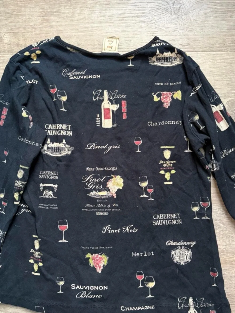Wine-Label Graphic Long Sleeve Tee - Navy